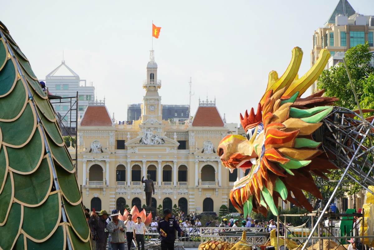 Nghệ nhân Văn Tòng, cho biết theo tiến độ hiện tại, đến ngày 23 tháng chạp, cặp linh vật này sẽ chính thức hoàn tất.