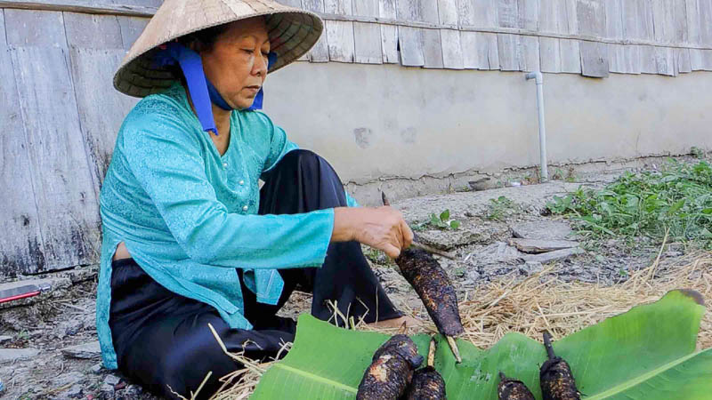 Cá chín tách bỏ lớp vỏ cháy đen bên ngoài sẽ có nguyên con cá lóc nướng thơm ngon, dậy mùi thơm đặc trưng.