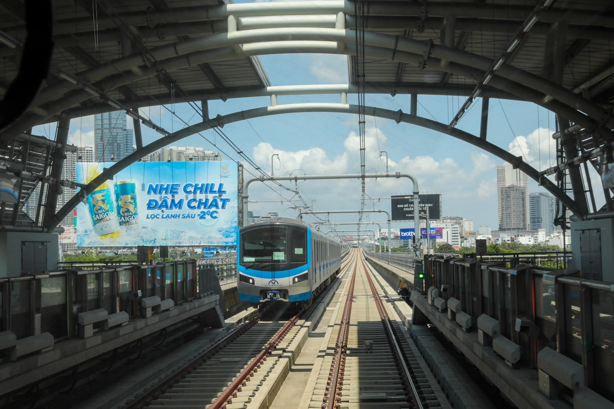 Metro số 1 lần đầu chạy tự động, đón những vị khách đặc biệt- Ảnh 8.