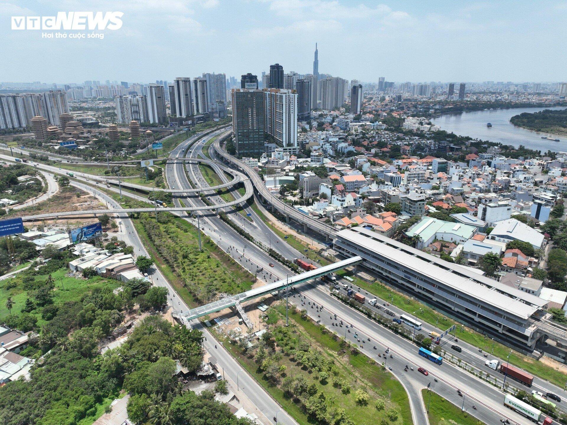 Lộ diện 9 cầu bộ hành cho tuyến Metro số 1 ở TP.HCM sắp đi vào hoạt động- Ảnh 12.