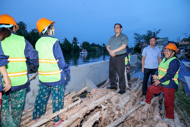 Thủ tướng khảo sát dự án cao tốc Châu Đốc-Cần Thơ-Sóc Trăng và công tác ứng phó sạt lở tại Cần Thơ- Ảnh 7.