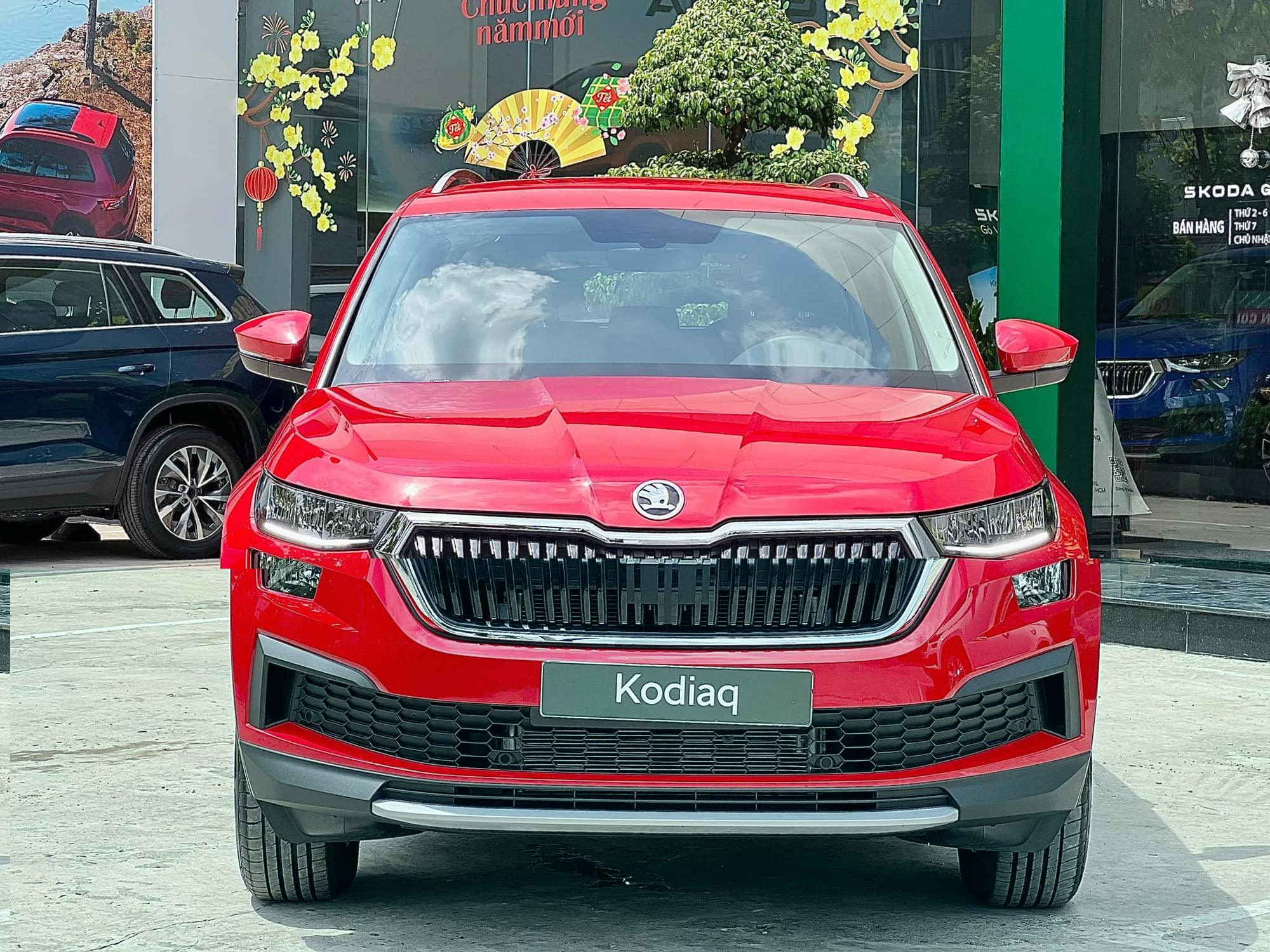 Skoda Kodiaq giảm hơn 200 triệu phí lăn bánh tại đại lý: Bản ‘base’ chưa đến 1,05 tỷ, nhiều ‘đồ chơi’ tặng kèm, cạnh tranh Santa Fe- Ảnh 1.