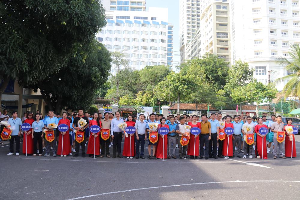 Lãnh đạo Tổng Công ty Đường sắt Việt Nam, Công đoàn Đường sắt Việt Nam, Công ty Cổ phần Đường sắt Phú Khánh tặng hoa cho các đội tham dự ngày hội. Ảnh: Phương Linh