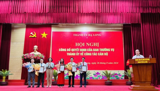 Thành phố Hạ Long bổ nhiệm, luân chuyển nhiều cán bộ chủ chốt- Ảnh 1.