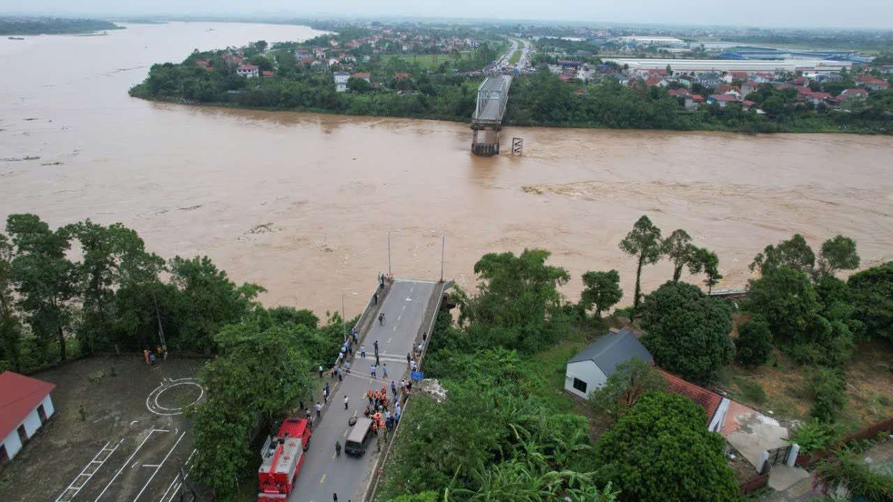 Thủ tướng: Khẩn trương triển khai cứu hộ cứu nạn các nạn nhân vụ sập nhịp cầu Phong Châu- Ảnh 1.