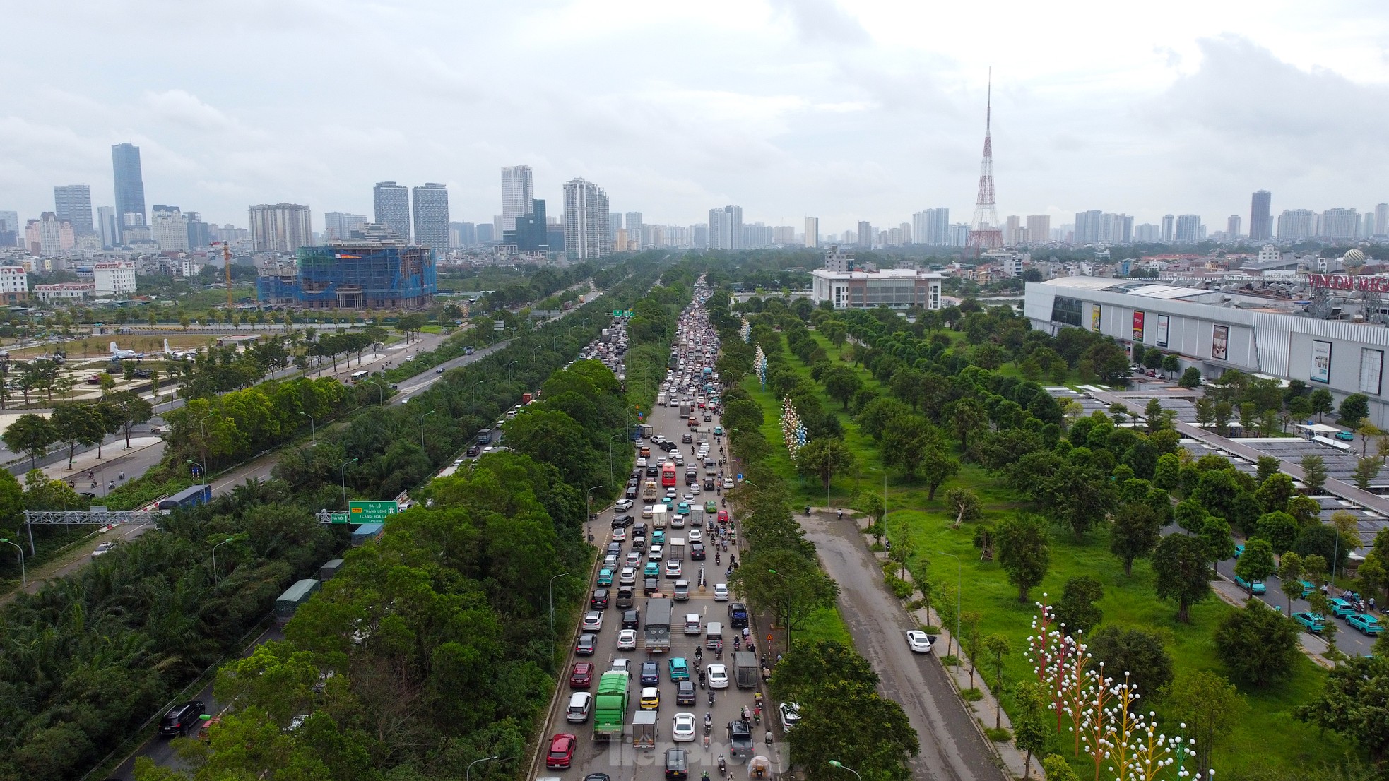 Đại lộ Thăng Long: Đi gần hai tiếng chưa tới cơ quan, người dân dựng xe trên vỉa hè 'tránh tắc'- Ảnh 1.