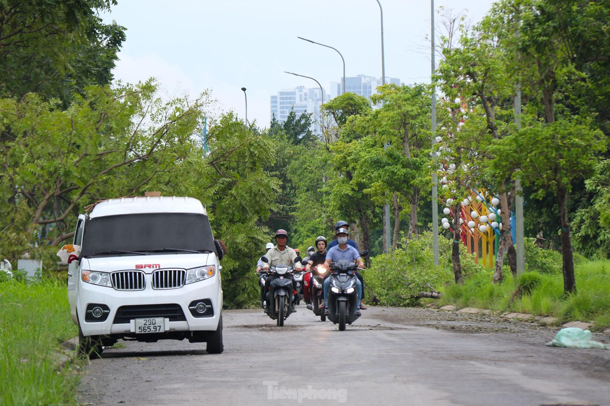 Đại lộ Thăng Long: Đi gần hai tiếng chưa tới cơ quan, người dân dựng xe trên vỉa hè 'tránh tắc'- Ảnh 10.