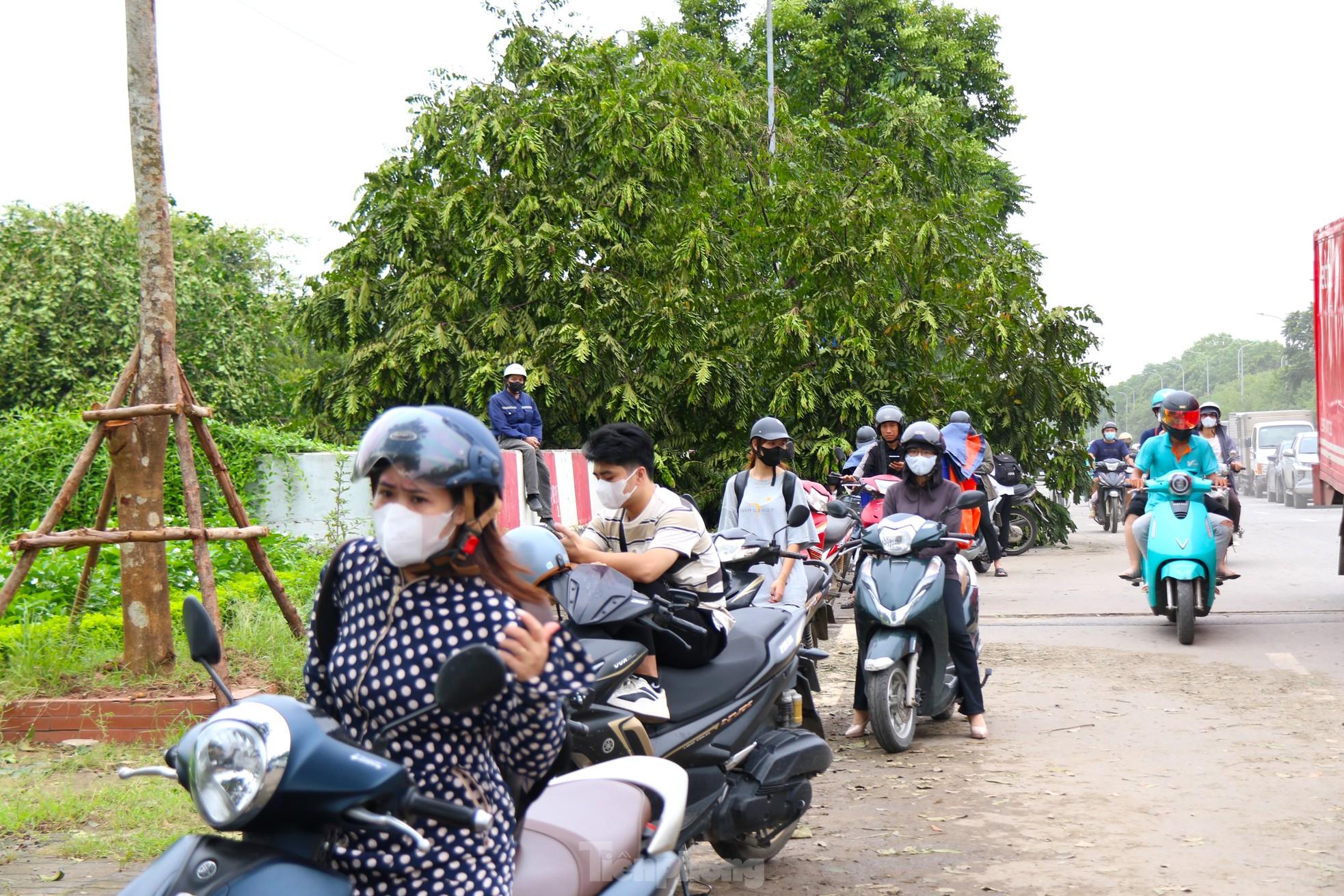 Đại lộ Thăng Long: Đi gần hai tiếng chưa tới cơ quan, người dân dựng xe trên vỉa hè 'tránh tắc'- Ảnh 8.