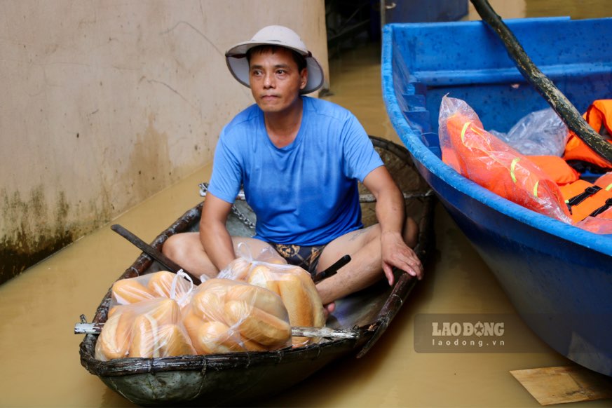 Người dân chuẩn bị các nhu yếu phẩm phòng chống bão lũ.