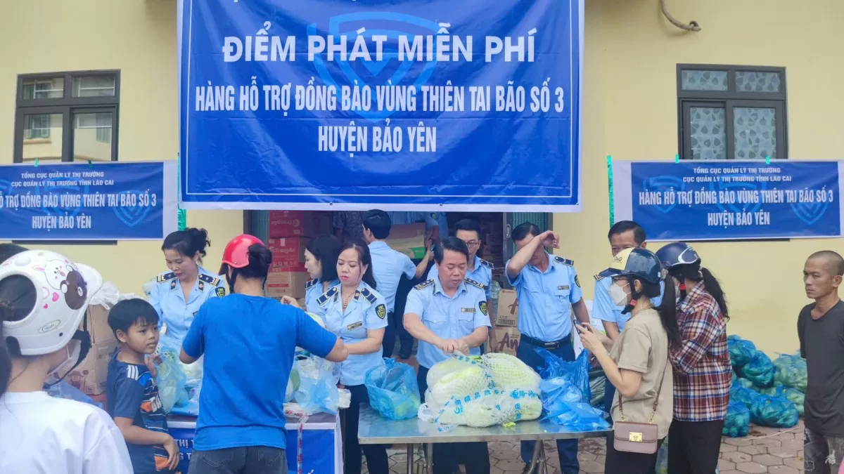 Quản lý thị trường Lào Cai gửi hàng tấn rau củ, thuốc đến với Bảo Yên và rốn lũ Làng Lủ