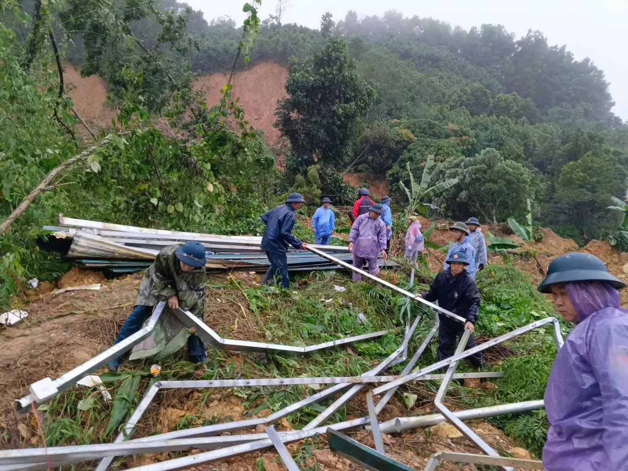 Sạt lở ở Hà Giang: Công tác tìm kiếm cứu nạn gặp nhiều khó khăn; Chủ tịch tỉnh chỉ đạo khẩn