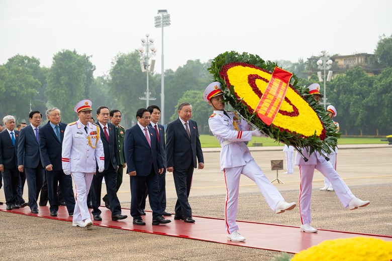 Lãnh đạo Đảng, Nhà nước cùng đại biểu Quốc hội dự Kỳ họp thứ 8 vào Lăng viếng Chủ tịch Hồ Chí Minh. Ảnh: Phạm Thắng