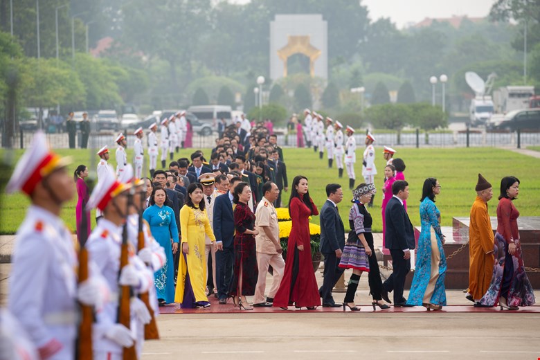 Đại biểu Quốc hội dự Kỳ họp thứ 8 vào Lăng viếng Chủ tịch Hồ Chí Minh. Ảnh: Phạm Thắng