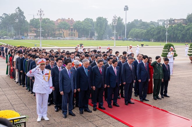 Đại biểu Quốc hội vào Lăng viếng Chủ tịch Hồ Chí Minh