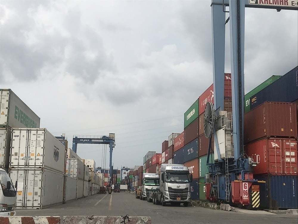 Nhiều doanh nghiệp tiêu hủy hàng tồn đọng tại cảng để thu hồi vỏ container. Ảnh