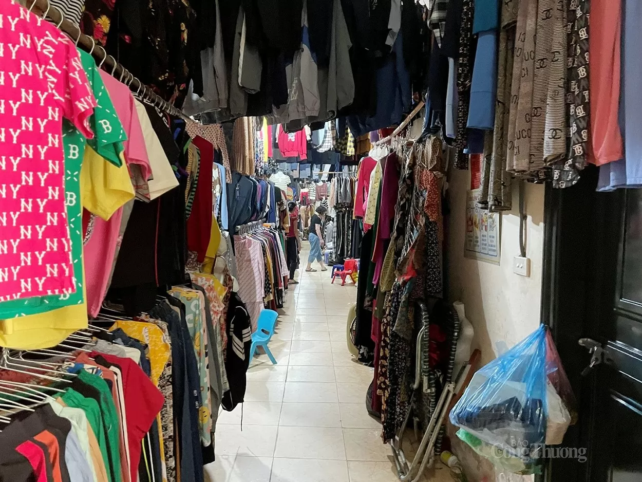 Thị trường thời trang cuối năm ‘ế ẩm’, tiểu thương ‘chật vật’ tìm khách Thị trường thời trang cuối năm ‘ế ẩm’, tiểu thương ‘chật vật’ tìm khách