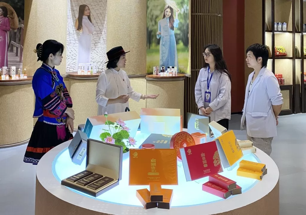 Sản phẩm Trà Đường Hoa Việt Tú của Quảng Ninh được trưng bày giới thiệu sản phẩm tại Khu vực Mậu dịch Tự do ASEAN - Trung Quốc (ACFTA). Sản phẩm Trà Đường Hoa Việt Tú của Quảng Ninh được trưng bày giới thiệu sản phẩm tại Khu vực Mậu dịch Tự do ASEAN - Trung Quốc (ACFTA).