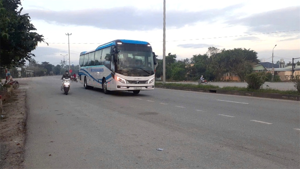 Xe đưa đón CBCNV BSR tuyến Tam Kỳ - NMLD Dung Quất và ngược lại đã bắt đầu được triển khai từ ngày 2/12.