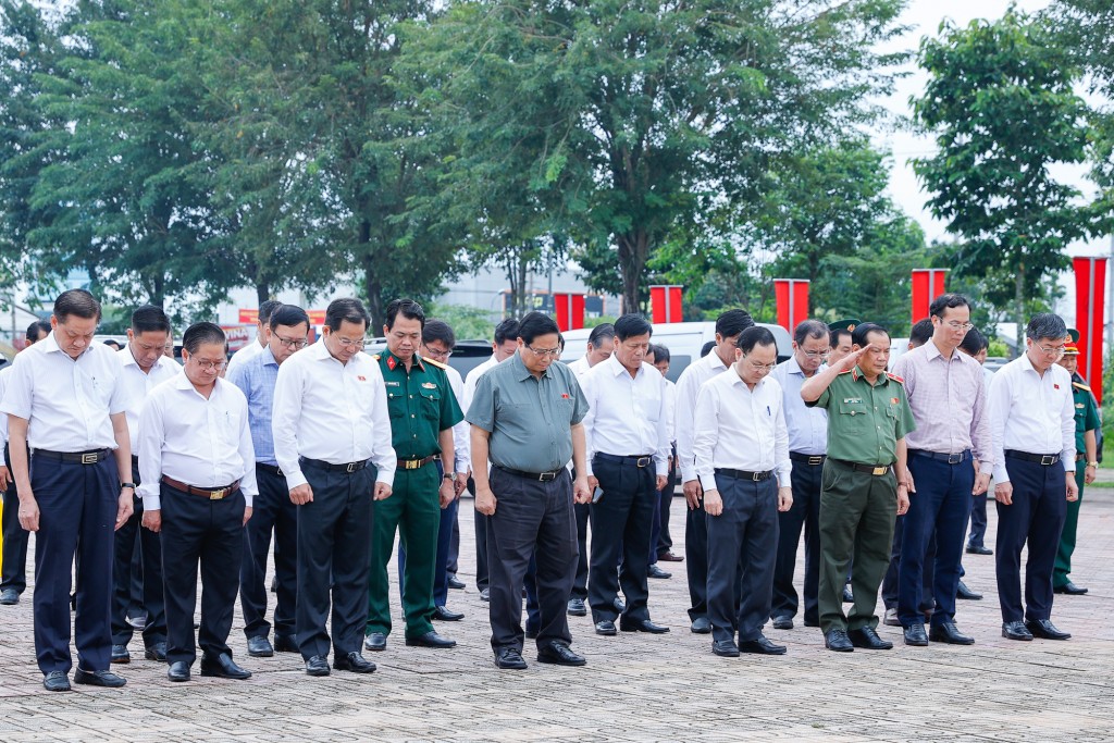 Thủ tướng Phạm Minh Chính và các đại biểu thành kính dâng hoa, dâng hương tưởng nhớ các nhà cách mạng tiền bối, các anh hùng, liệt sĩ tại Khu di tích Chi bộ An Nam Cộng sản Đảng - Ảnh: VGP/Nhật Bắc