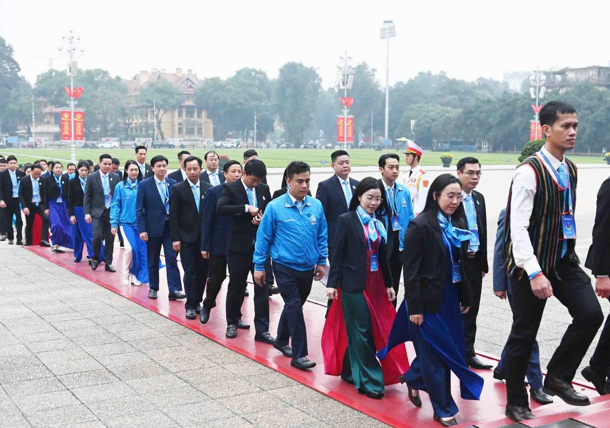 Đại biểu Đại hội toàn quốc Hội LHTN Việt Nam vào Lăng viếng Bác