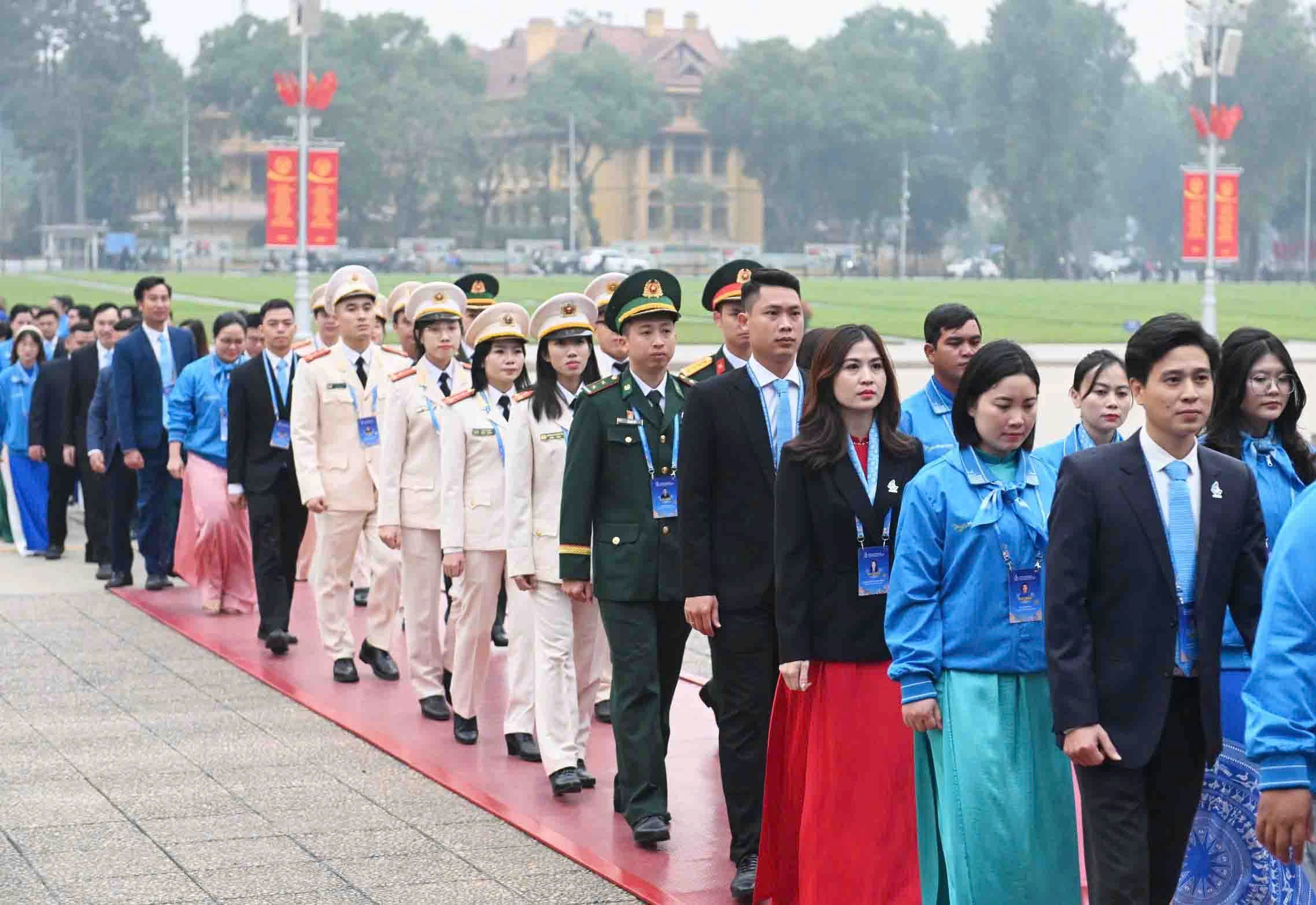 Đại biểu Đại hội toàn quốc Hội LHTN Việt Nam vào Lăng viếng Bác