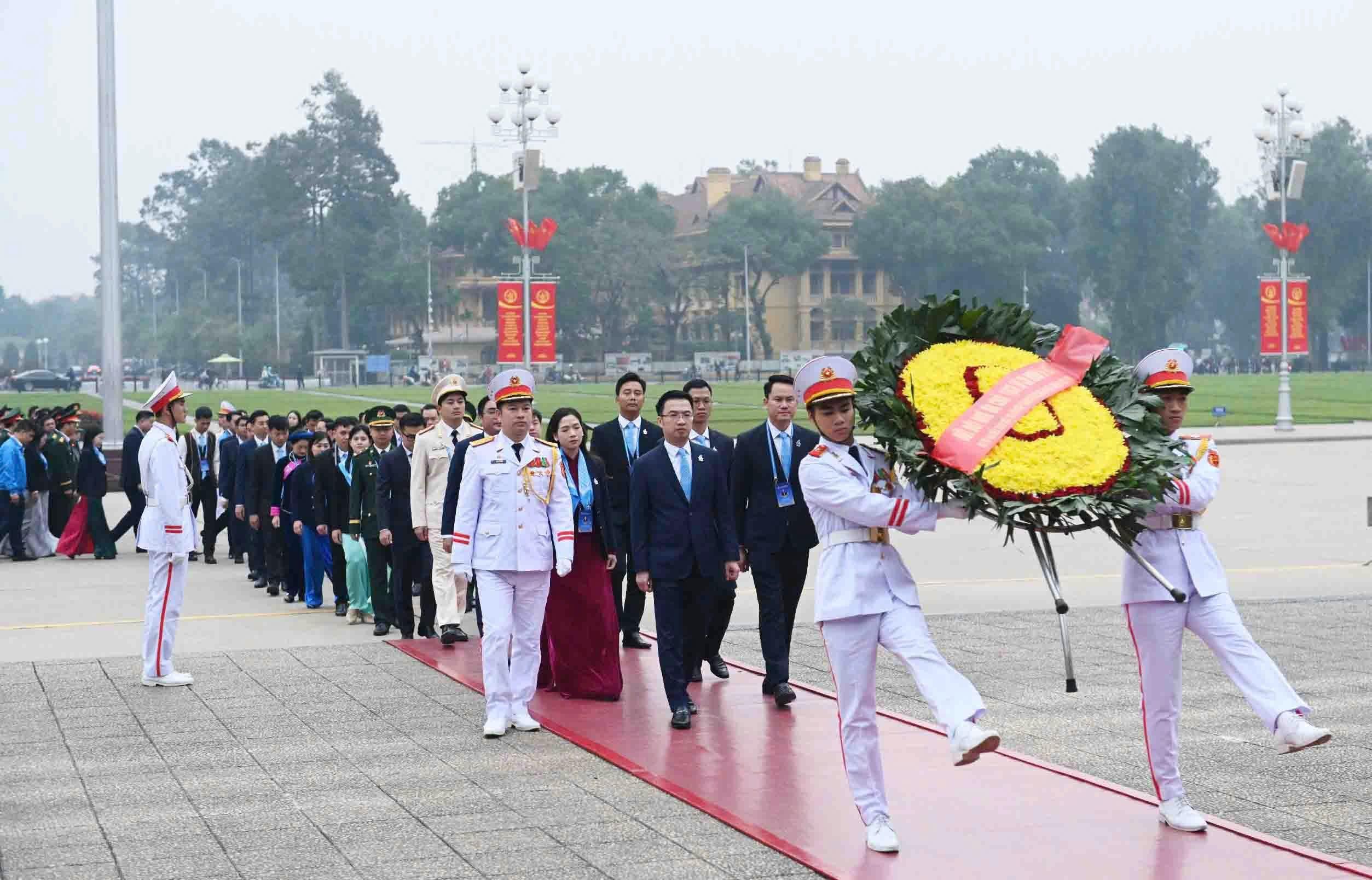 Đại biểu Đại hội toàn quốc Hội LHTN Việt Nam vào Lăng viếng Bác