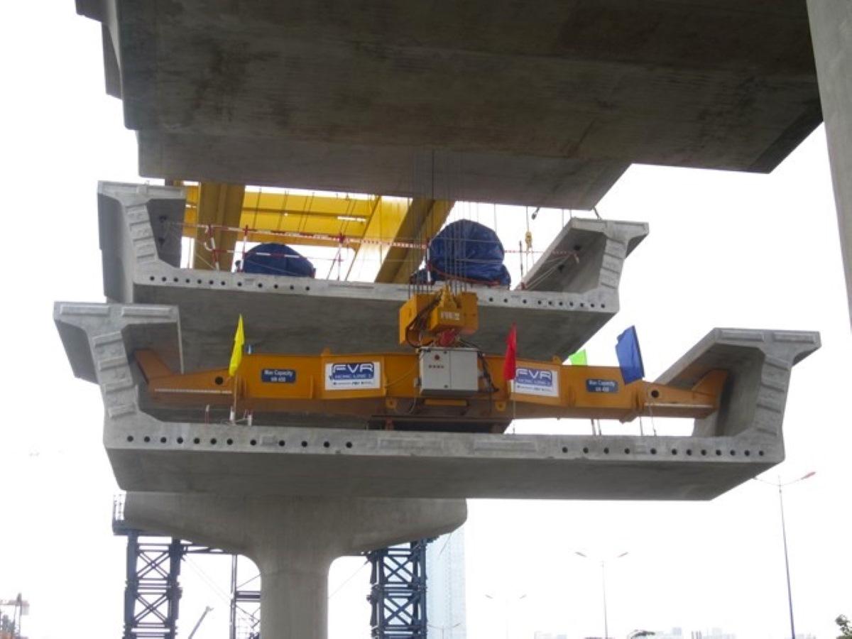 Ngày 4/6/2015, đoạn trên cao Metro số 1 bắt đầu lắp đặt dầm cầu. Mỗi đốt dầm chữ U nặng 42 tấn được đúc sẵn, vận chuyển và ghép 13 đốt thành một nhịp. Toàn bộ 17,1 km trên cao lắp 4.563 đốt, tạo thành 372 nhịp cầu cạn.