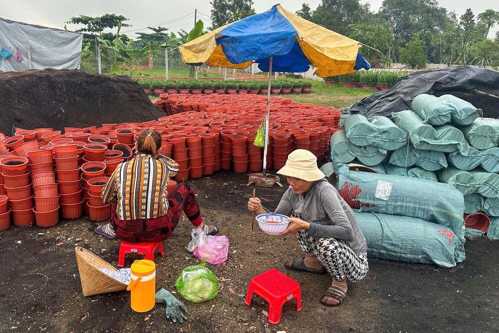 Các công nhân nghỉ trưa sau những giờ phút lao động. Ảnh: Anh Tú