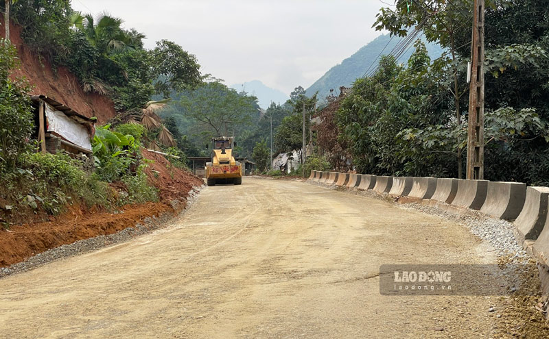 Máy lu tiến hành đầm nền đường tại công trình. Ảnh: Đinh Đại