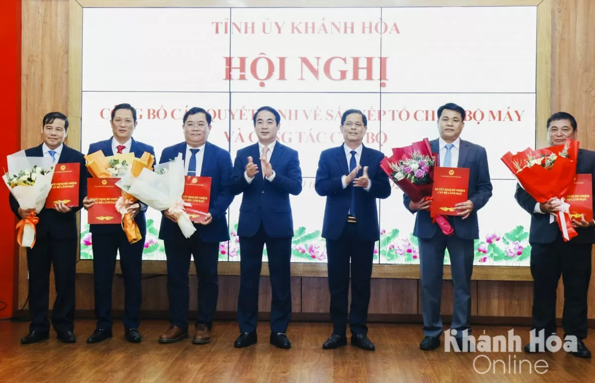 Thường trực Tỉnh ủy trao quyết định về công tác cán bộ khối các cơ quan Đảng. Ảnh: Báo Khánh Hòa
