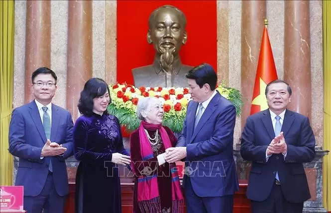 Chủ tịch nước Lương Cường thăm hỏi y tá Nguyễn Thị Kim Lai - nhân vật “O du kích nhỏ” trong tác phẩm ảnh đen trắng của nhà báo Phan Thoan. Ảnh: Lâm Khánh/TTXVN Chủ tịch nước Lương Cường thăm hỏi y tá Nguyễn Thị Kim Lai - nhân vật “O du kích nhỏ” trong tác phẩm ảnh đen trắng của nhà báo Phan Thoan. Ảnh: Lâm Khánh/TTXVN