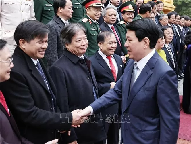 Chủ tịch nước Lương Cường với các đại biểu tiêu biểu ngành Y tế. Ảnh: Lâm Khánh/TTXVN Chủ tịch nước Lương Cường với các đại biểu tiêu biểu ngành Y tế. Ảnh: Lâm Khánh/TTXVN