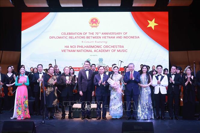 tong bi thu va phu nhan du le hoa nhac ky niem 70 nam thiet lap quan he ngoai giao viet nam  indonesia hinh 9