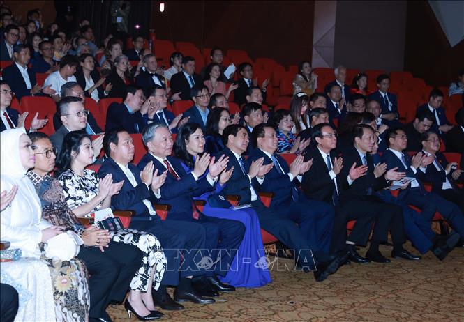 tong bi thu va phu nhan du le hoa nhac ky niem 70 nam thiet lap quan he ngoai giao viet nam  indonesia hinh 3