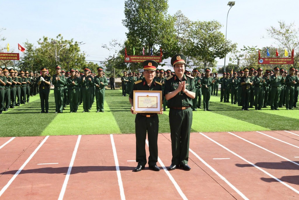 Trao danh hiệu Đơn vị vững mạnh toàn diện “Mẫu mực, tiêu biểu” của Bộ Quốc phòng cho  Bộ chỉ huy Quân sự tỉnh Bình Thuận