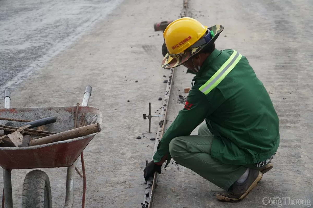 Công nhân thi công trấn biên đổ nhựa trên cao tốc Hòa Liên - Túy Loan Công nhân thi công trấn biên đổ nhựa trên cao tốc Hòa Liên - Túy Loan