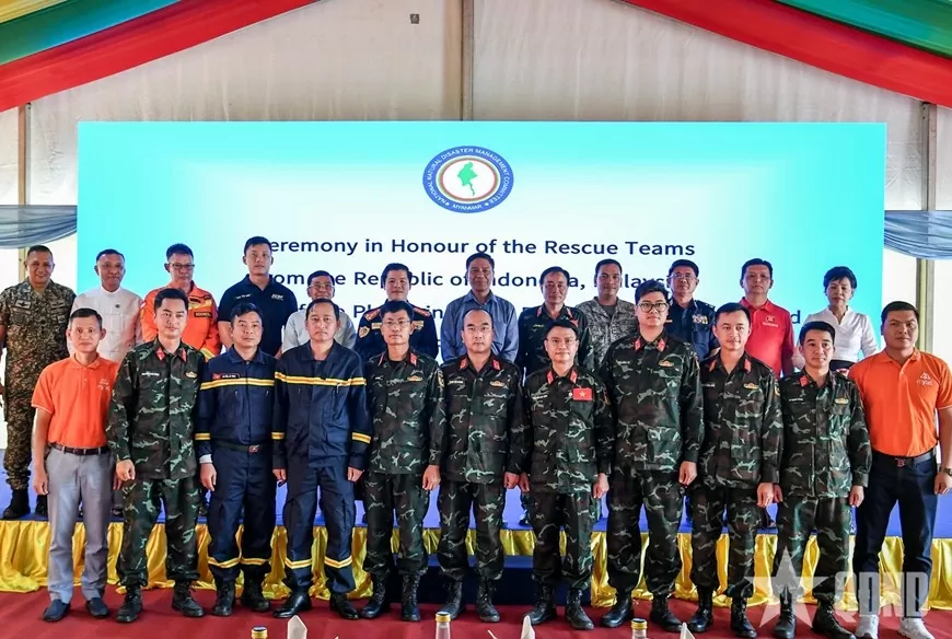 Đại diện phía Myanmar, chỉ huy các đoàn cứu hộ, cứu nạn quốc tế và lực lượng cứu hộ, cứu nạn của Việt Nam.  Ảnh: Quân đội nhân dân