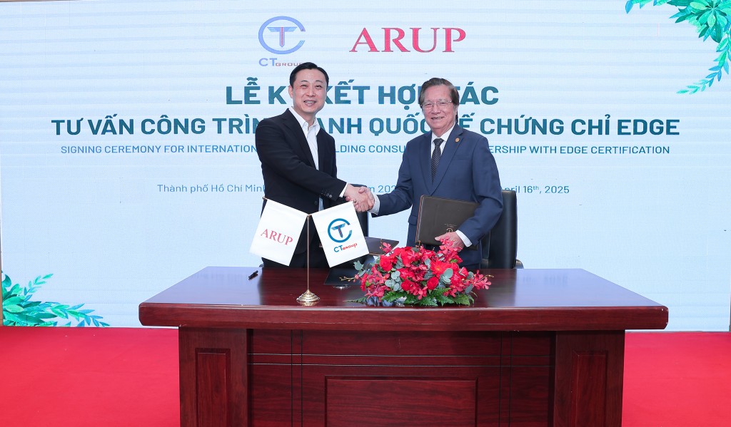 Giám đốc ARUP Việt Nam (trái) và đại diện CT Group ký kết hợp tác tư vấn công trình quốc tế chứng chỉ EDGE