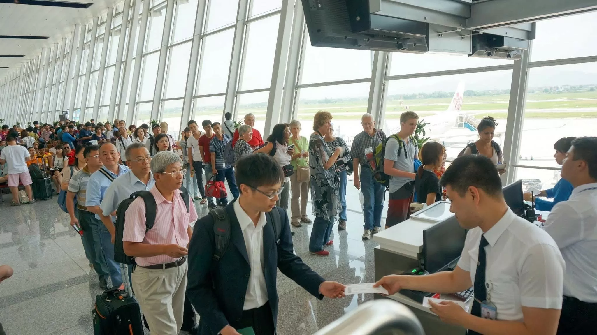 Nhu cầu đi lại bằng đường hàng không tăng cao vào dịp lễ 30/4-1/5. Nhu cầu đi lại bằng đường hàng không tăng cao vào dịp lễ 30/4-1/5.