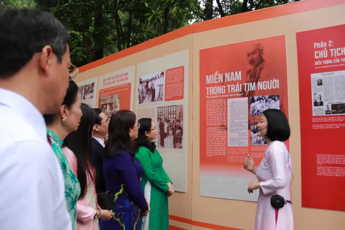 Triển lãm được bố cục thành 4 phần nội dung, khắc hoạ rõ nét về cuộc đời, sự nghiệp vĩ đại của Chủ tịch Hồ Chí Minh. Ảnh: Hoa Quỳnh Triển lãm được bố cục thành 4 phần nội dung, khắc hoạ rõ nét về cuộc đời, sự nghiệp vĩ đại của Chủ tịch Hồ Chí Minh. Ảnh: Hoa Quỳnh