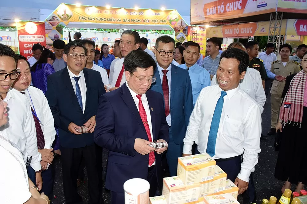 Hội chợ Tịnh Biên - An Giang: Đưa hàng Việt vươn qua cửa ngõ biên giới Hội chợ Tịnh Biên - An Giang: Đưa hàng Việt vươn qua cửa ngõ biên giới