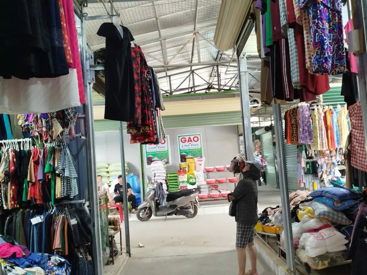 Áo chống nắng lên sàn, quầy chợ khuất bóng