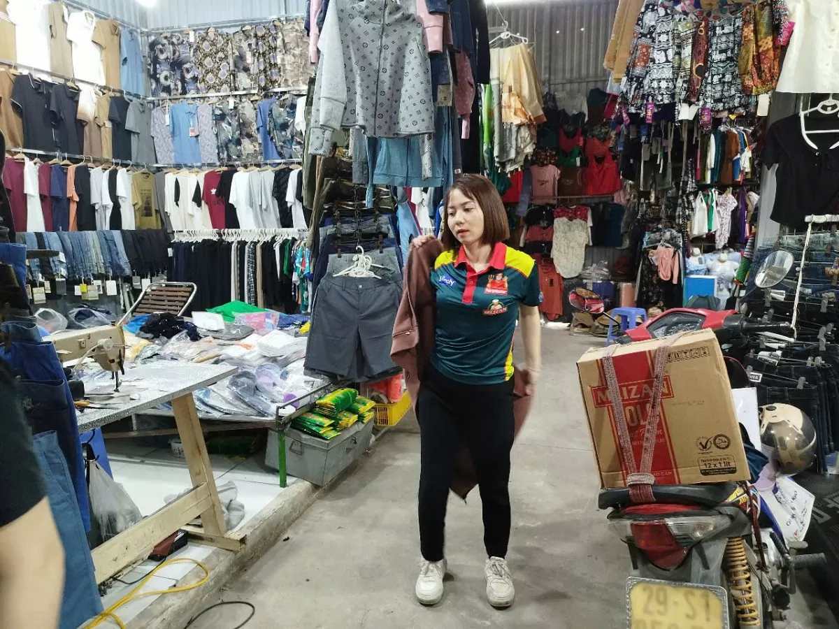 Áo chống nắng lên sàn, quầy chợ khuất bóng