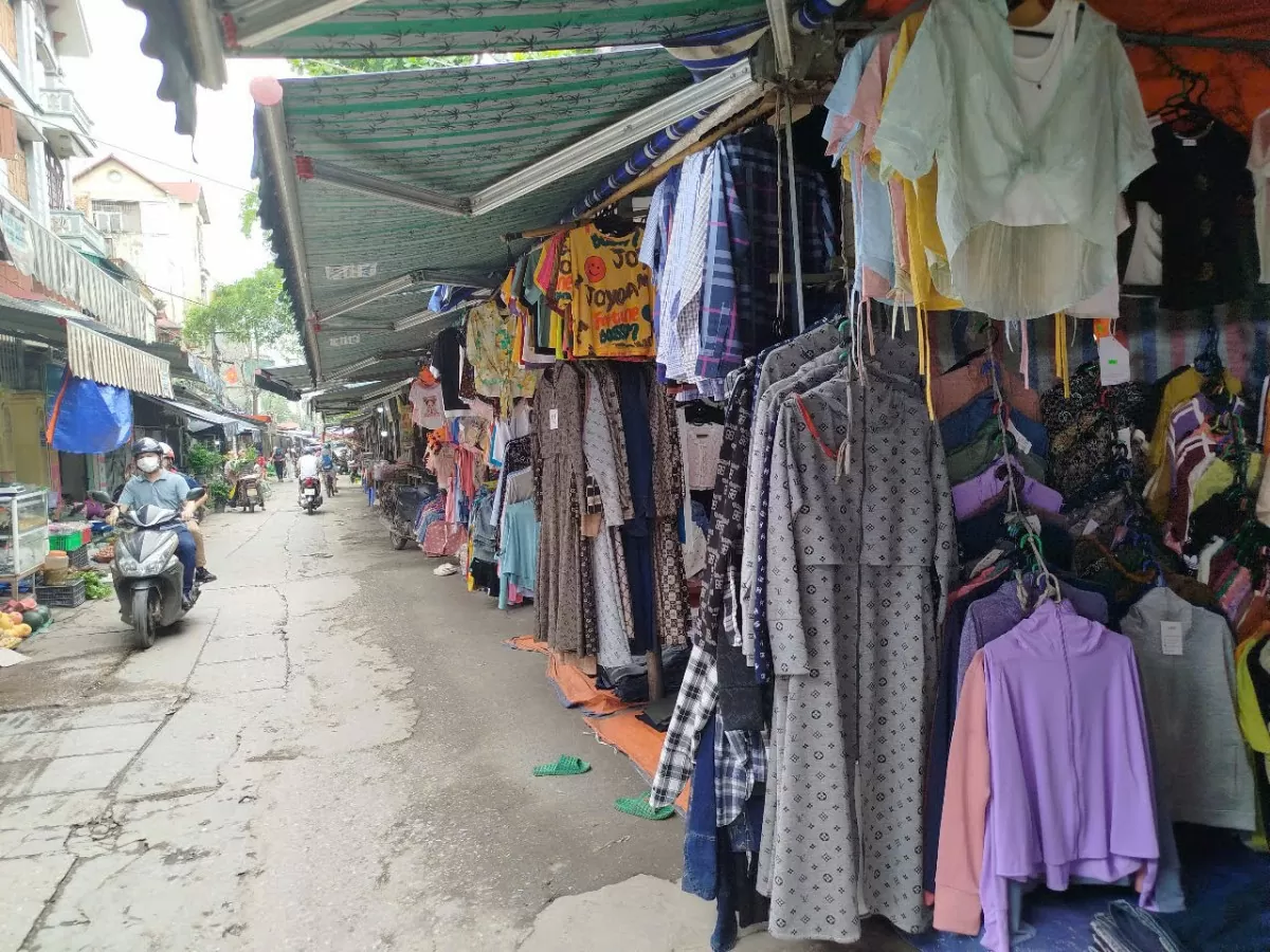 Áo chống nắng lên sàn, quầy chợ khuất bóng