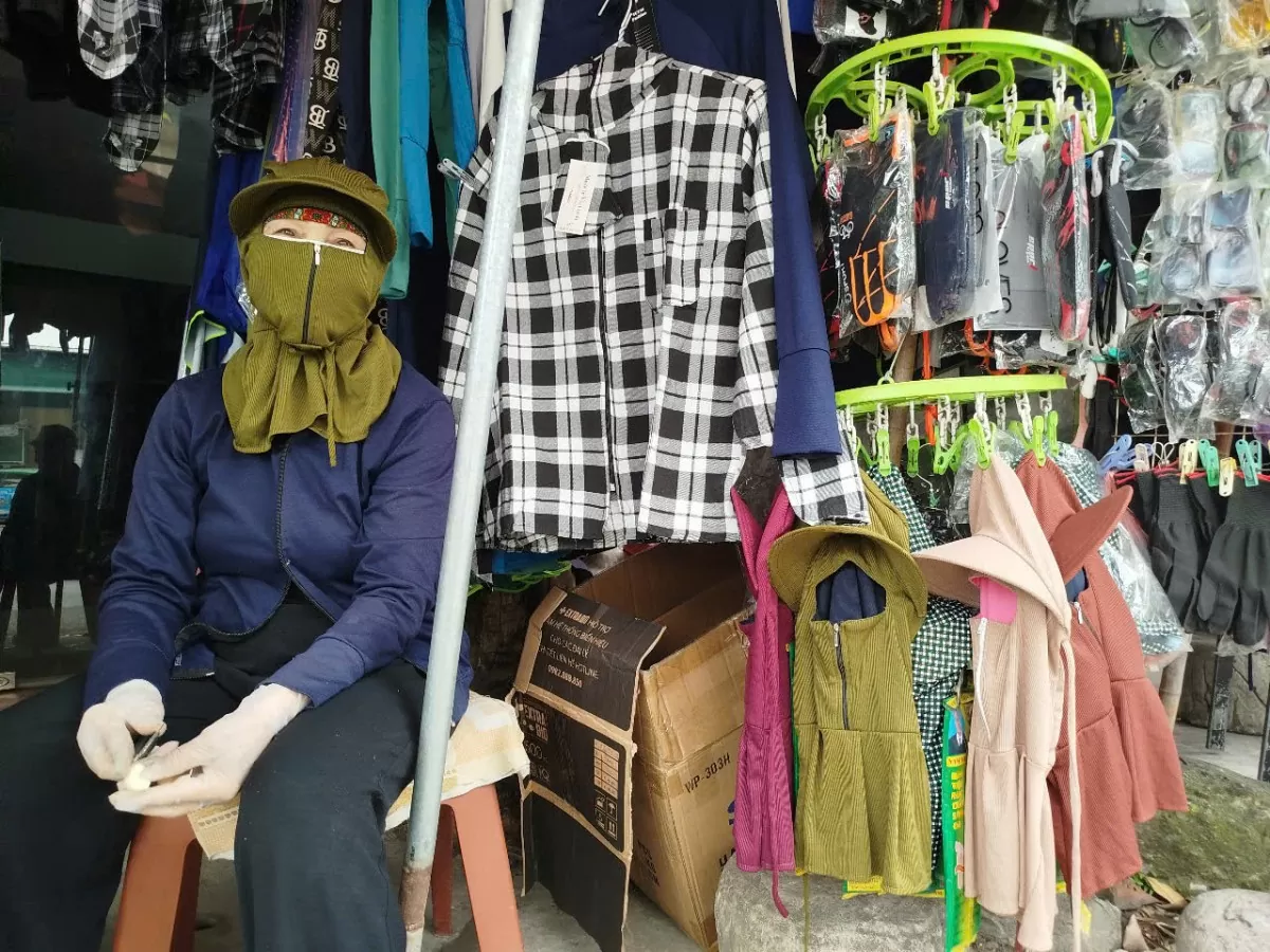 Áo chống nắng lên sàn, quầy chợ khuất bóng