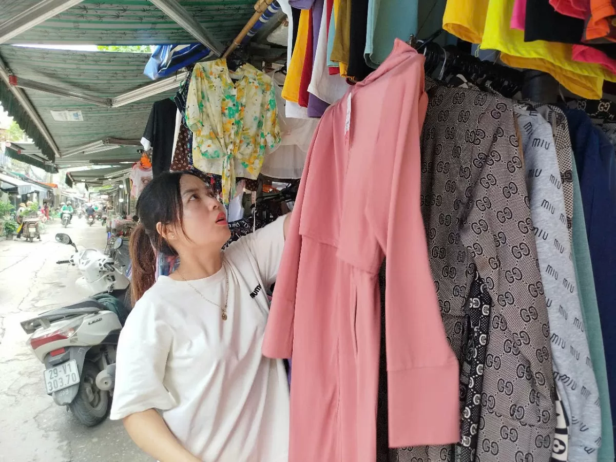 Áo chống nắng lên sàn, quầy chợ khuất bóng