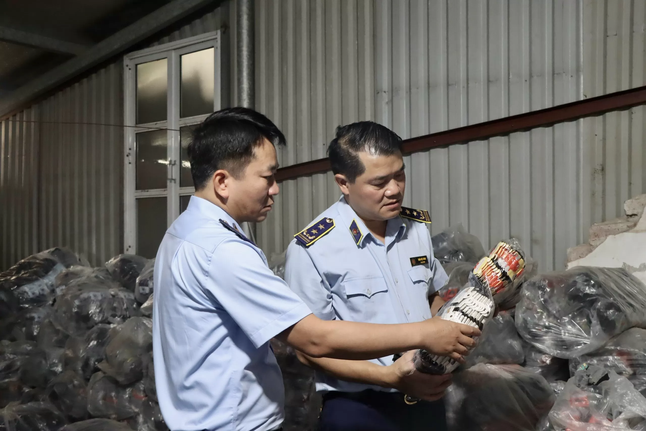 'Hàng hiệu' Hàn Quốc, Nhật Bản được làm giả tại La Phù 'Hàng hiệu' Hàn Quốc, Nhật Bản bị làm giả tại La Phù
