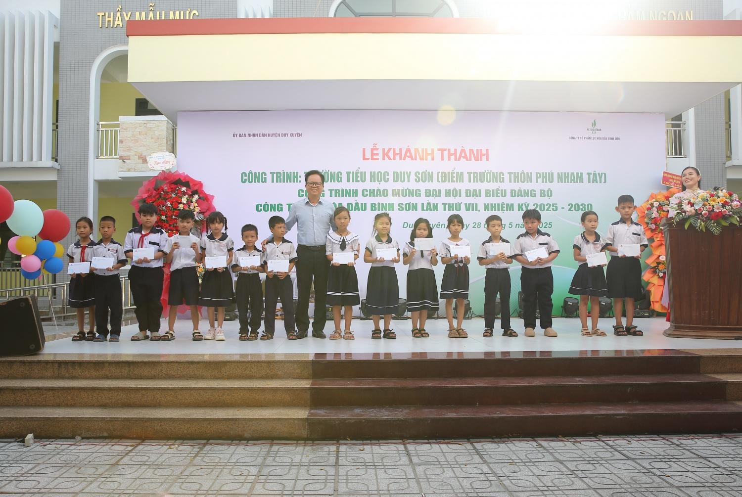 Ông Nguyễn Văn Hội - Ủy viên Ban Thường vụ Đảng ủy, Thành viên Hội đồng quản trị Công ty BSR trao quà cho các em học sinh vượt khó học giỏi.