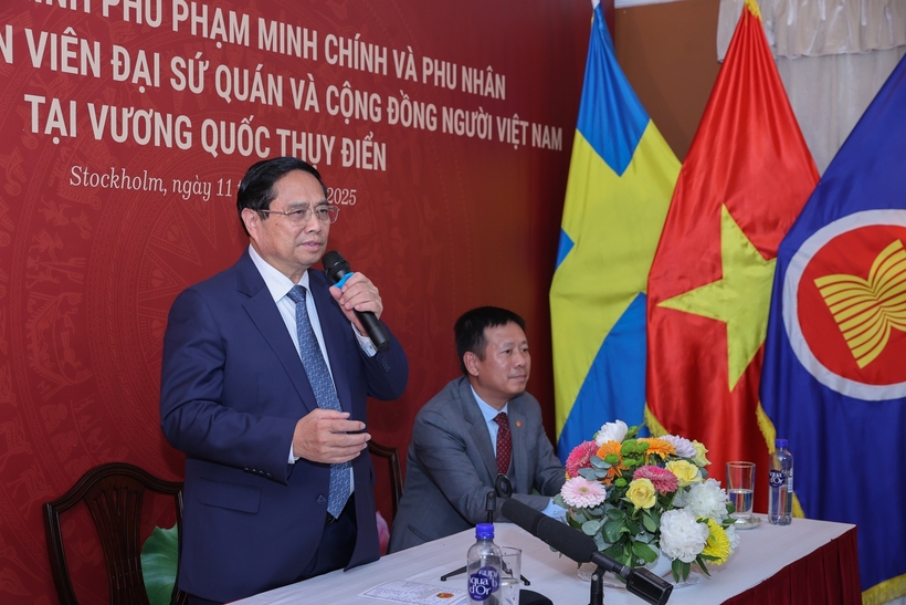 Thủ tướng Phạm Minh Chính phát biểu tại buổi gặp gỡ cộng đồng người Việt Nam tại Thụy Điển. Ảnh: VGP/Nhật Bắc