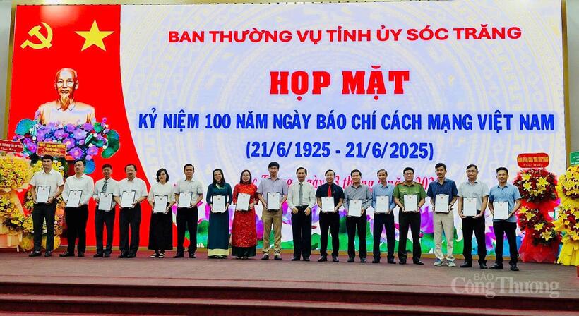 Chủ tịch UBND tỉnh Sóc Trăng Trần Văn Lâu trao bảng hợp tác thông tin, tuyên truyền giữa tỉnh và các cơ quan báo chí Trung ương.
